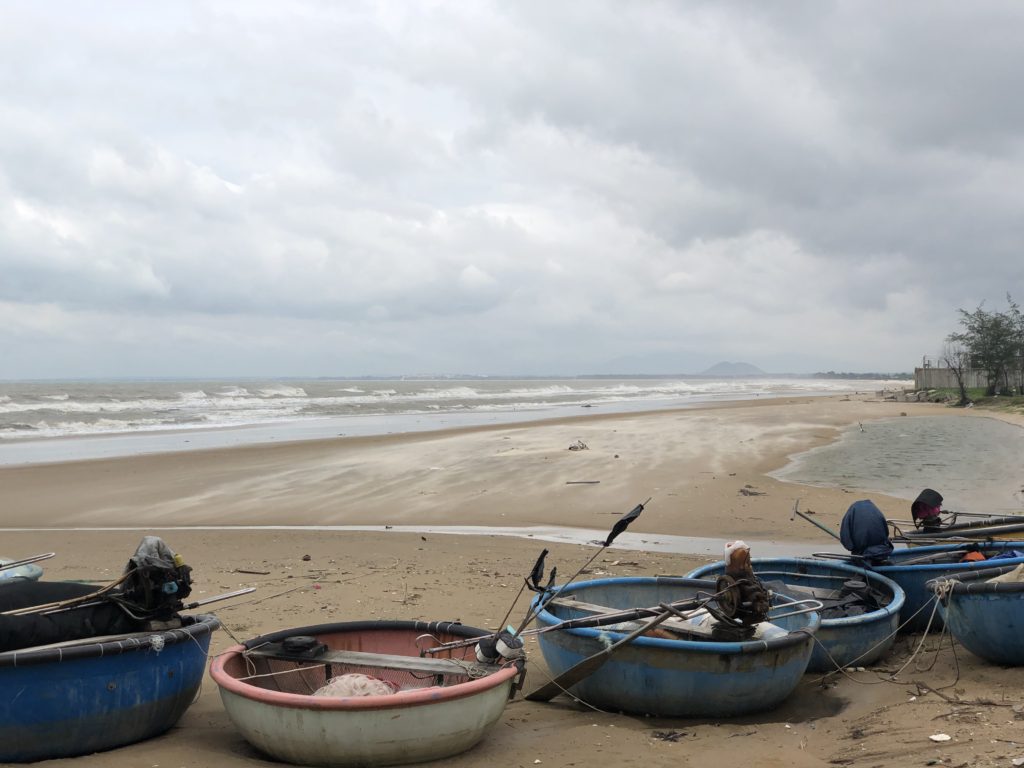 強い風が吹くベトナムビントゥアン海岸