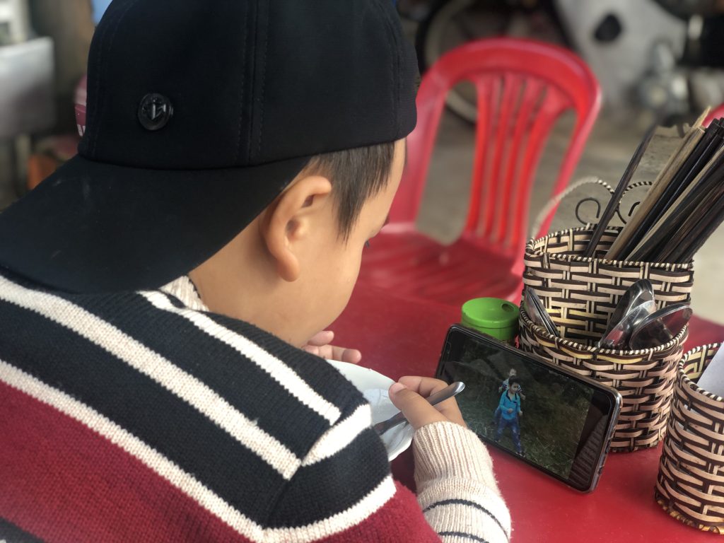 ベトナムの子供がベトナムの子供のユーチューブチャンネルを視聴している
