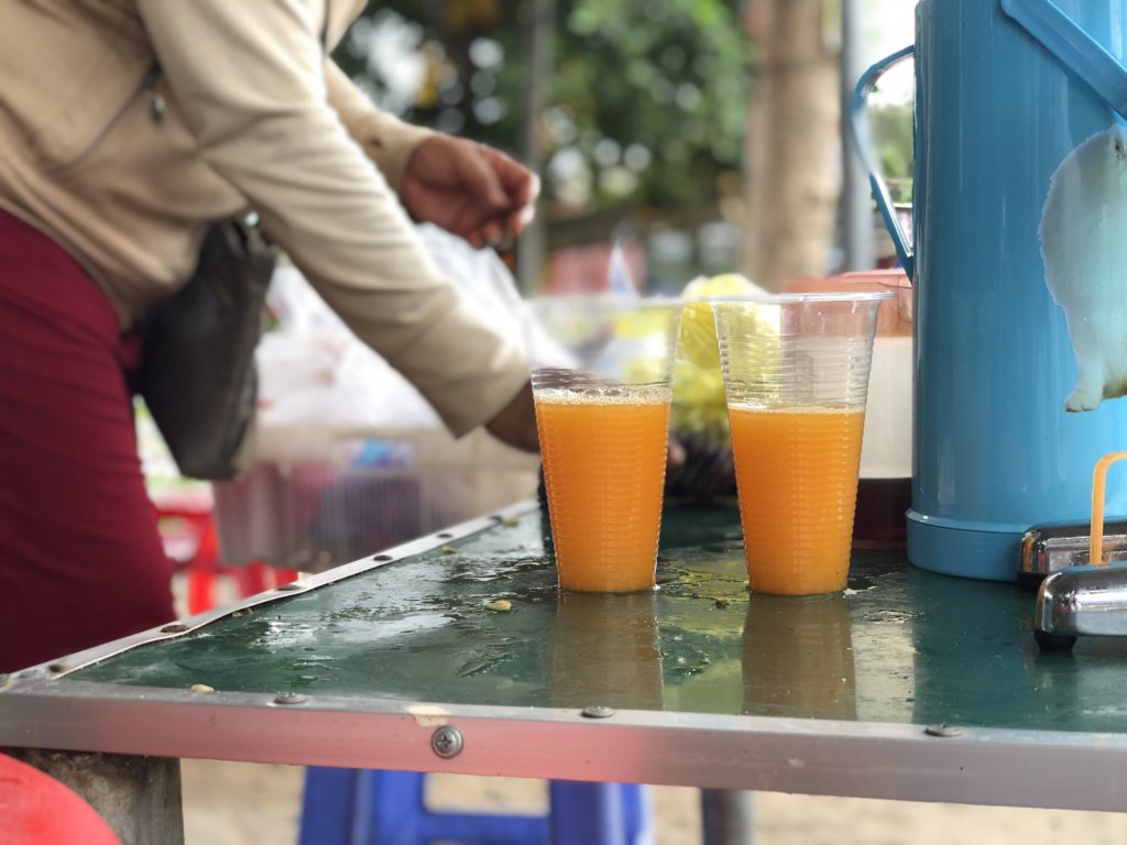 プラスチックコップ2つにオレンジジュース
