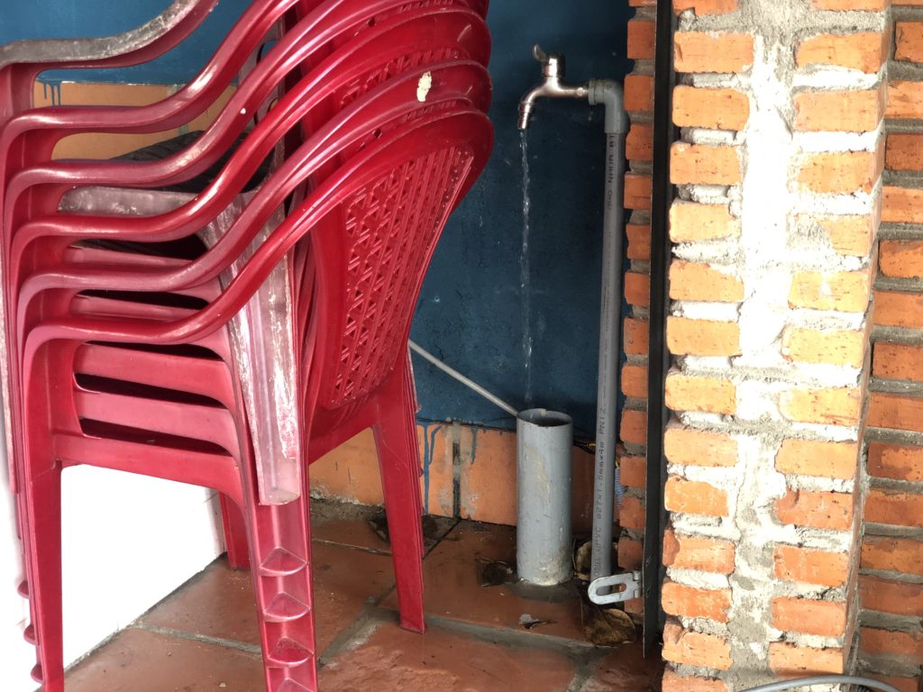 レストラン角の水道と排水パイプ