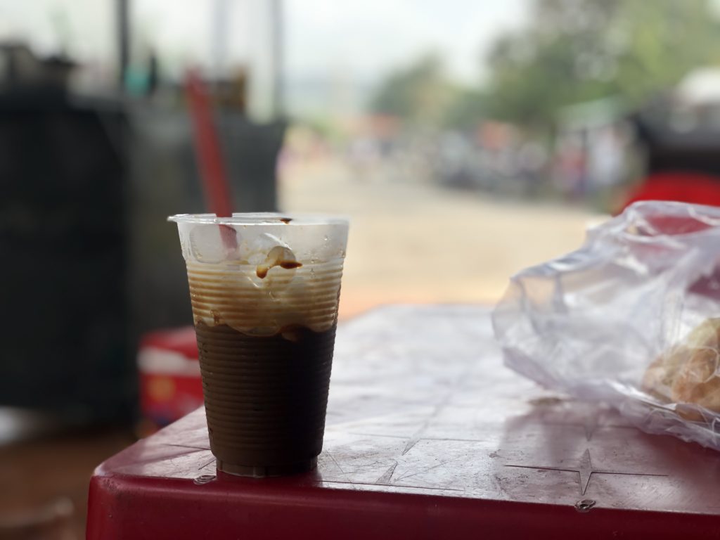 苦味の残る濃いベトナムコーヒーを持ち帰る