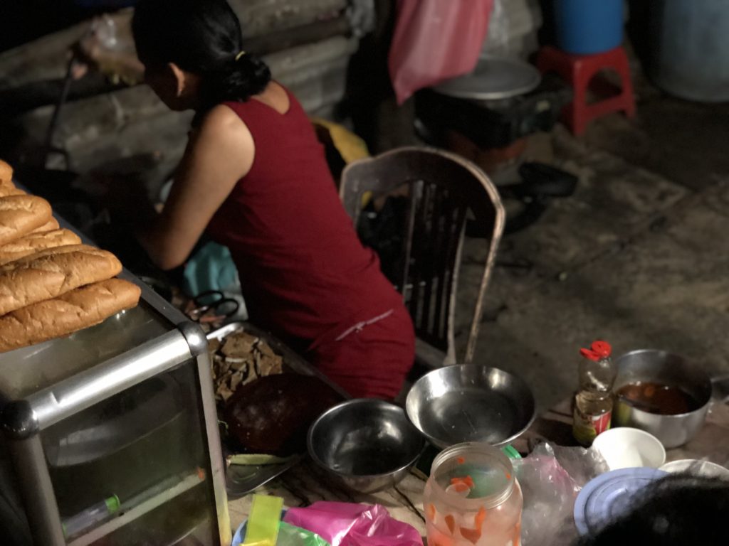 ベトナム女性が切り盛りするベトナム料理屋台