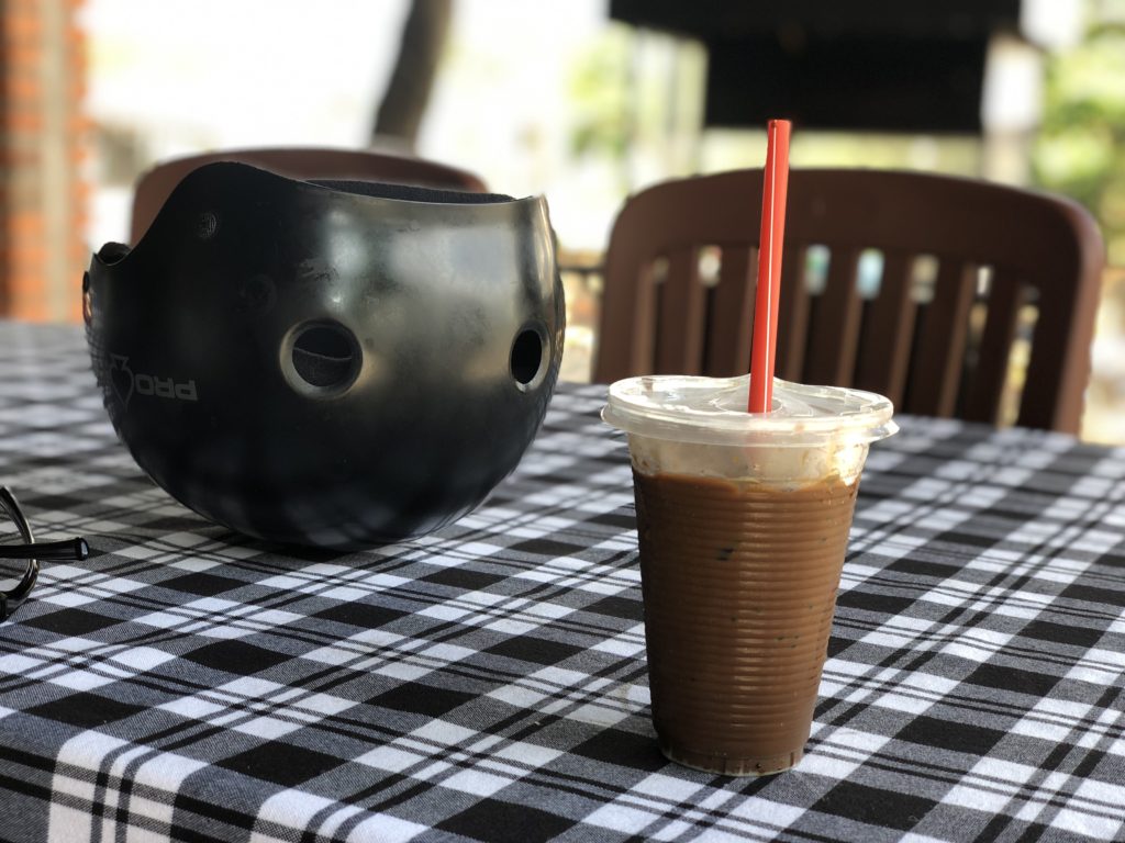 ベトナムコーヒーとバイクヘルメット
