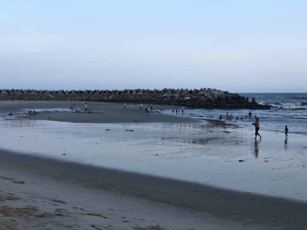 ファンティエットのビーチ、左には人工テトラポッド。