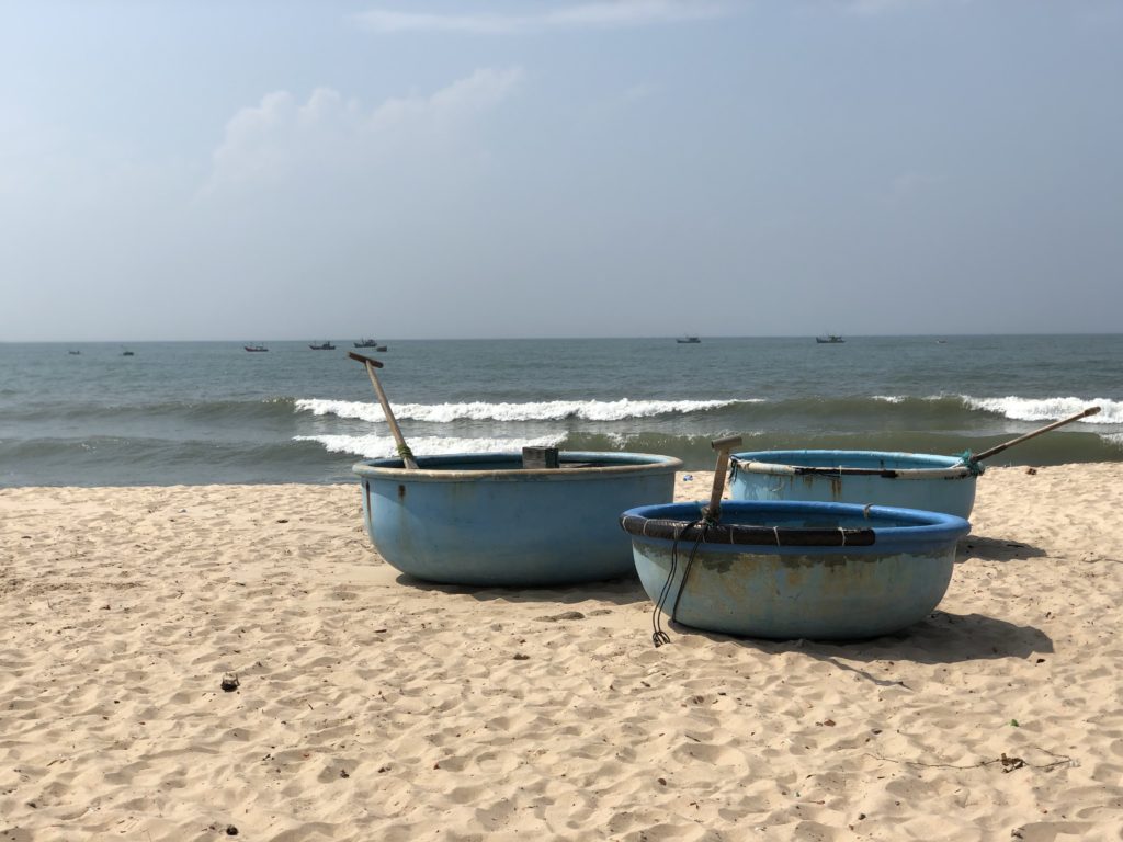 ベトナムボートが置いて有るファンティエットビーチ