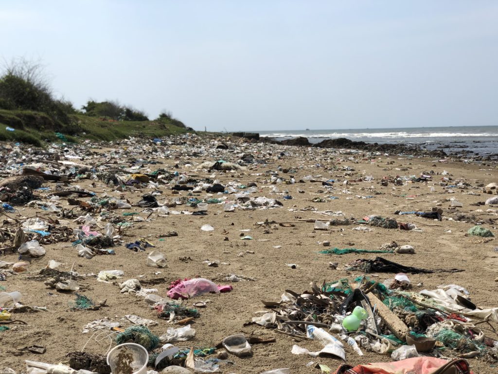 Beach at Phan Thiet overflowing with rubbish