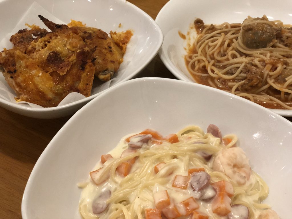 スパゲティと鳥の揚げ物料理