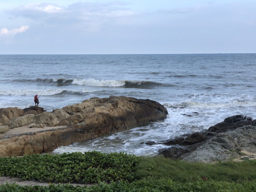 岩場のファンティエット海岸に割れる波。