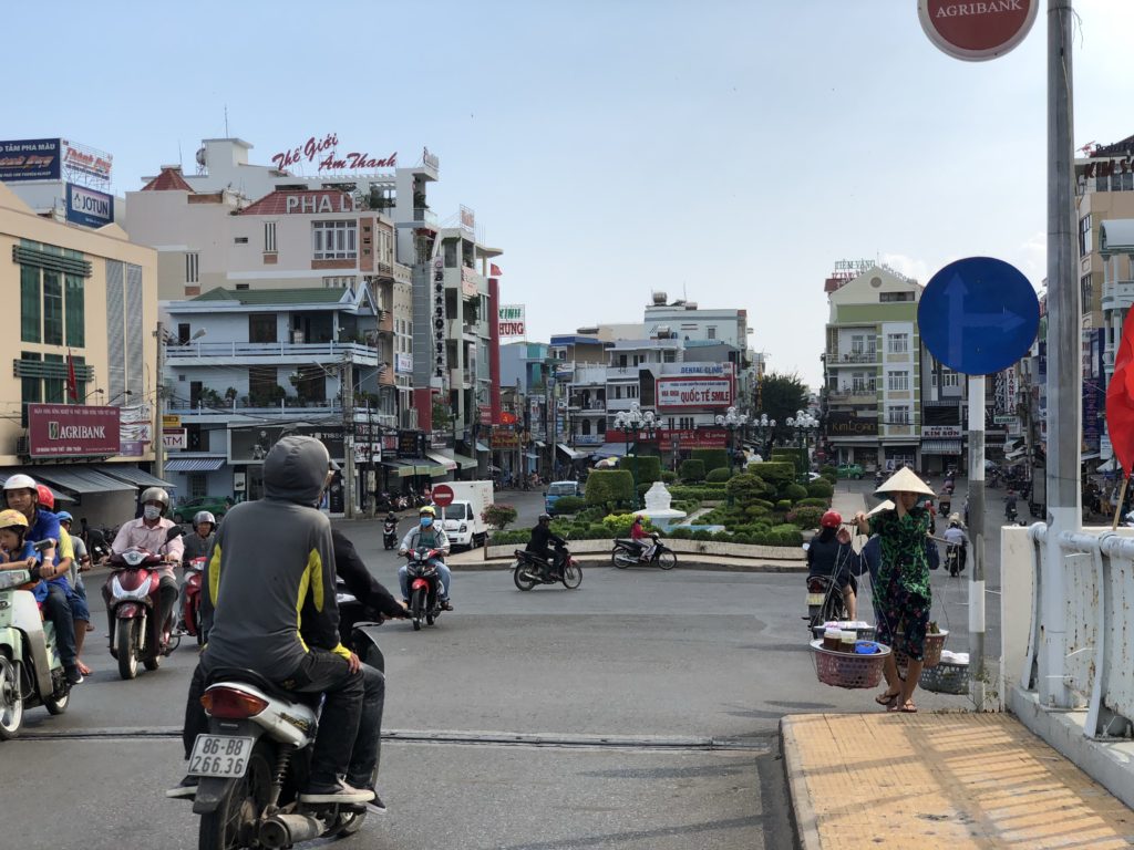 バイクや徒歩のベトナム人が行き交うファンティエットの街