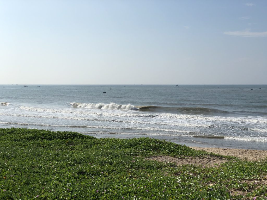 無人のビーチで割れる波。