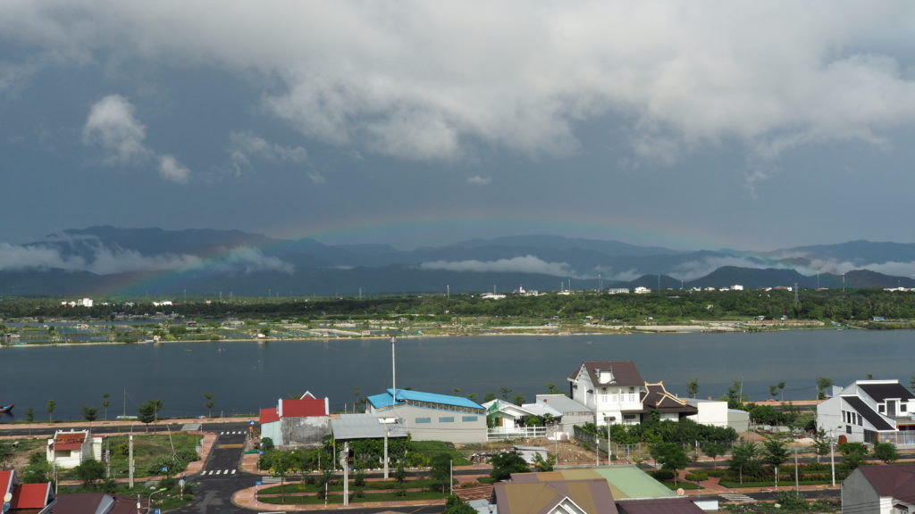 カムランホテルから山と虹を眺める