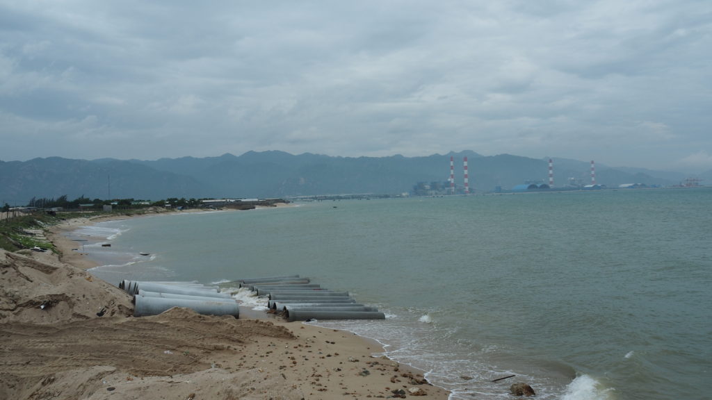 トゥイフン県の海岸、背後には電力工場
