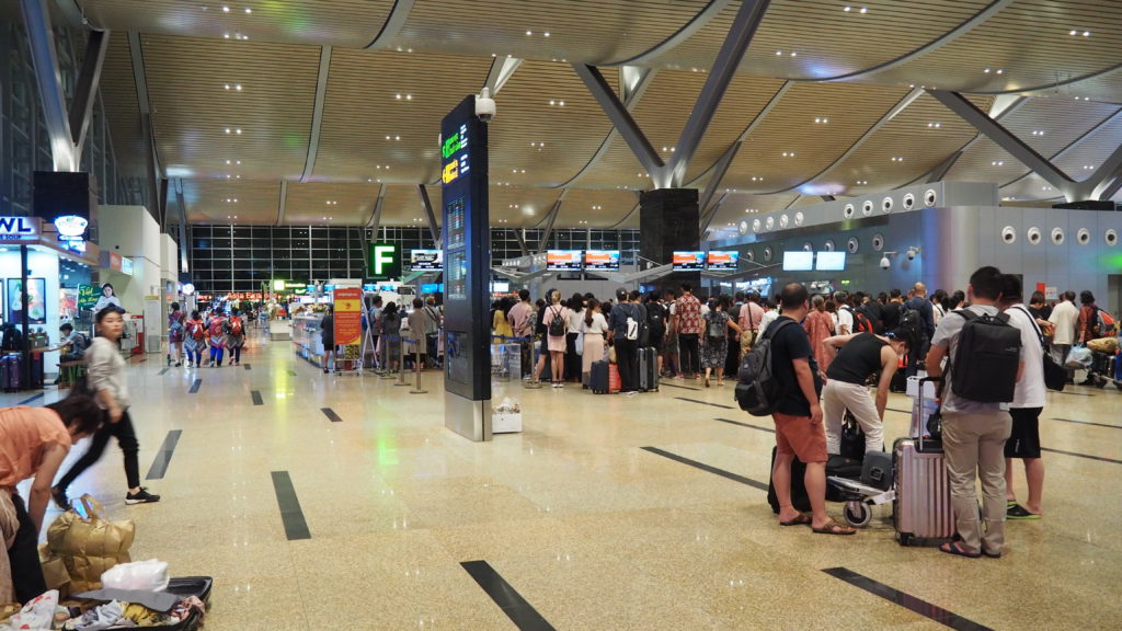 新カムラン国際空港の中に溢れる人々