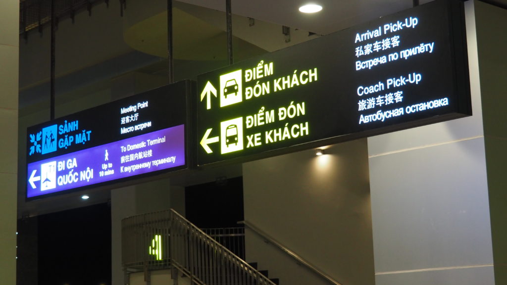 カムラン空港の案内看板、言語は中国語とロシア語と英語とベトナム語