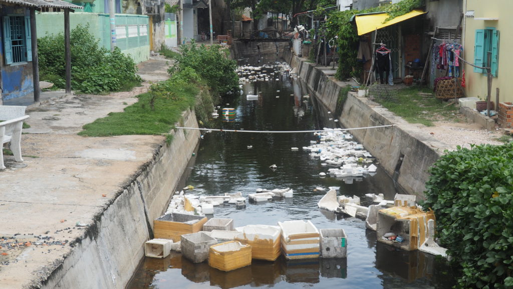 発砲スチロールが廃棄されたベトナムの川