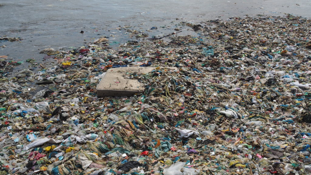 大型家庭ゴミが投棄されているベトナム海岸